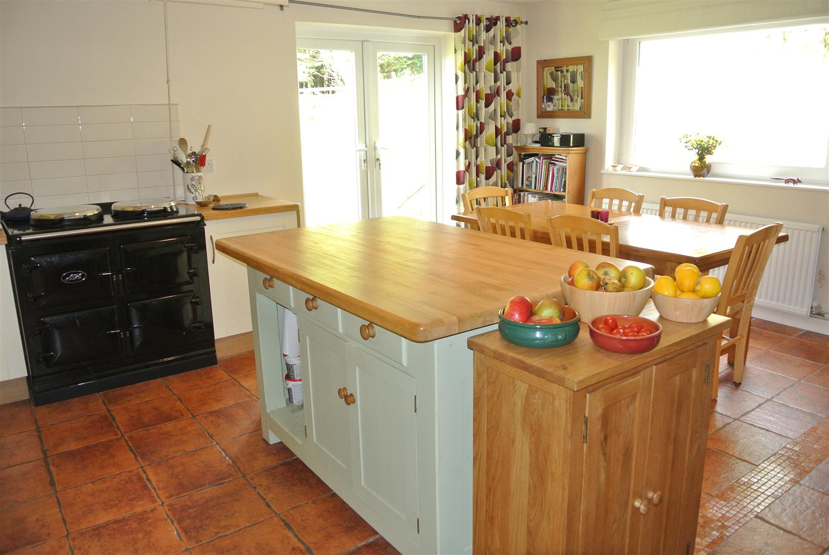 KITCHEN/LIVING ROOM